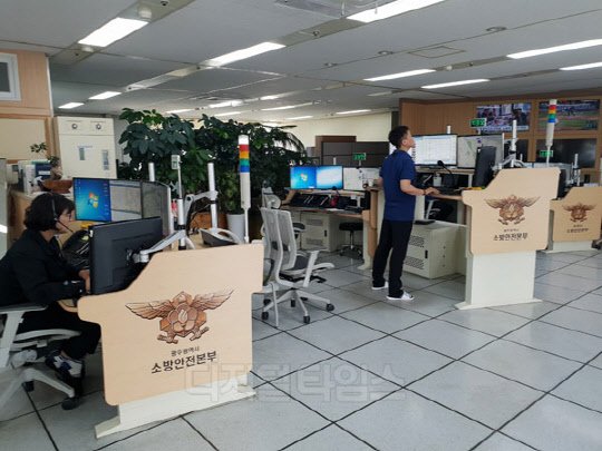 광주소방본부 119 종합상황실 요원들이 출동 훈련을 하고 있다. 본부는 신고접수부터 수습까지 아우르는 프로세스와 화재·구조·구급·생활안전 등 소방활동 기록, 기상정보를 한눈에 볼 수 있는 빅데이터 시스템을 구축했다.  김 본부장은 "4차 산업혁명 시대에는 IoT 센서를 이용해 화재와 재난 등을 감지할 수 있는데 그동안 소방분야에는 첨단 IT 활용이 부족한 게 사실이었다"며 "광주 사례가 앞으로 진행될 전국 소방시스템 표준화 과정에서 모델이 될 수 있을 것"이라고 말했다.  이경탁기자